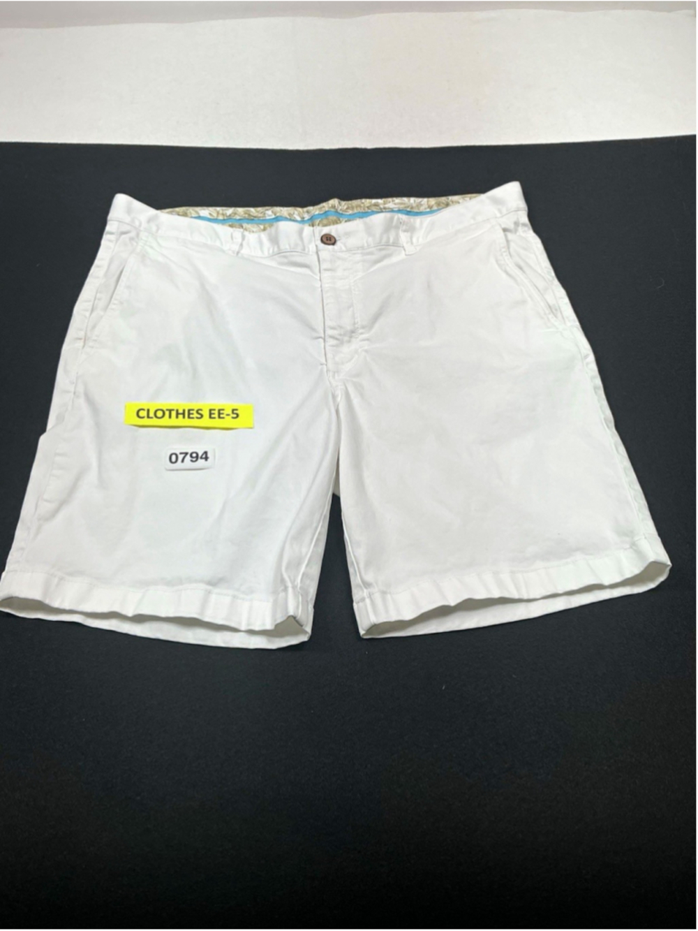 Tommy Bahama Men’s White Chino Shorts Flat Front 9 in Inseam waist 38 inches